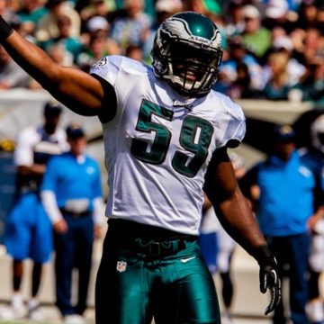 Eagles LB DeMeco Ryans on field hyping crowd