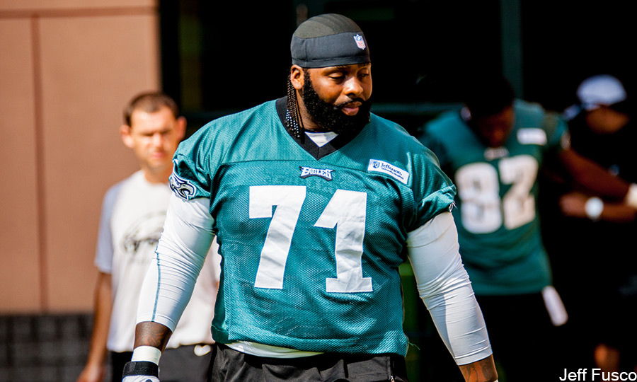 Eagles Tackle Jason Peters without helmet at practice