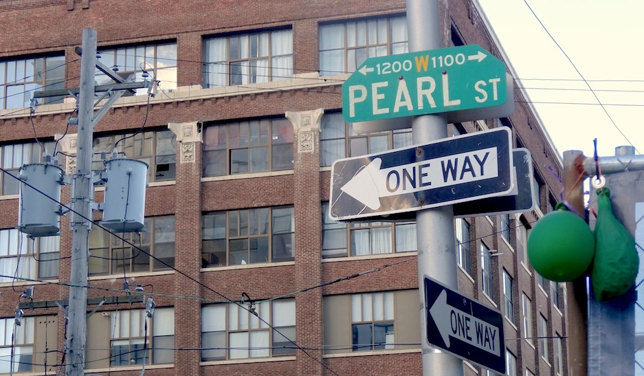 pearl street sign