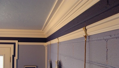 picture-rail-molding-108_on-brick-wall