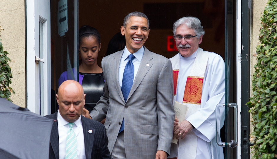 Reverend Dr. Luis Leon (R) looks on as United States President Barack Obama (C) prepares to leave St John's Episcopal Church after an Easter service, in Washington, 31 March 2013. Photo by: Drew Angerer/picture-alliance/dpa/AP Images