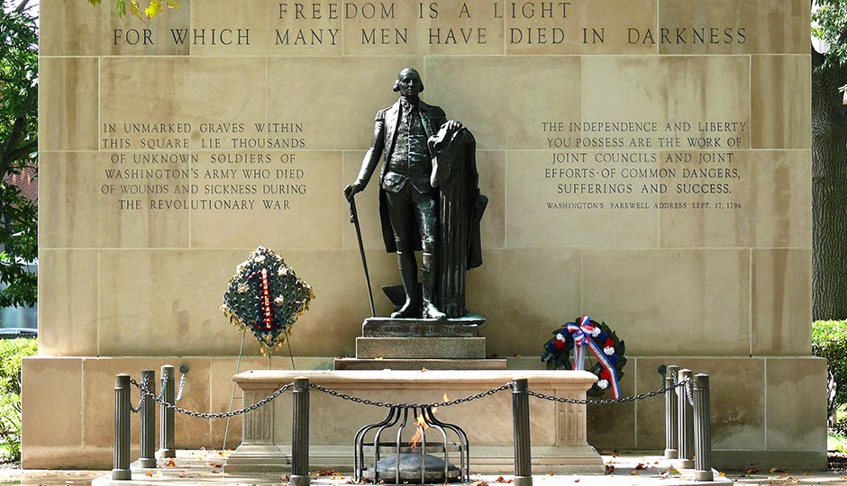 "Tomb of the Unknown Revolutionary War Soldier-27527" by Ken Thomas - KenThomas.us(personal website of photographer). Licensed under Public Domain via Commons.