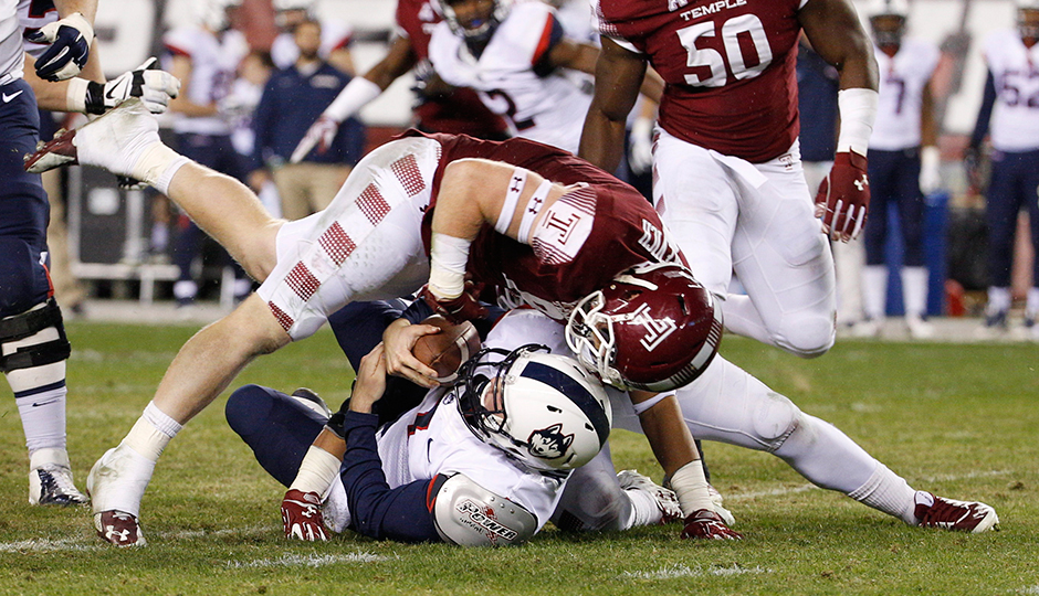 Temple linebacker Tyler Matakevich (8) sacks Connecticut quarterback Garrett Anderson (7) during the first half of Saturday’s Temple–UConn game. Photo by Chris Szagola/AP