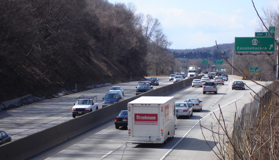 The Schuylkill Expressway westbound at the Conshohocken exit. A proposal to allow driving on the shoulder at peak hours may run into a few roadblocks. Photo | Krimpet via Wikimedia Commons, used under CC-BY-SA-3.0