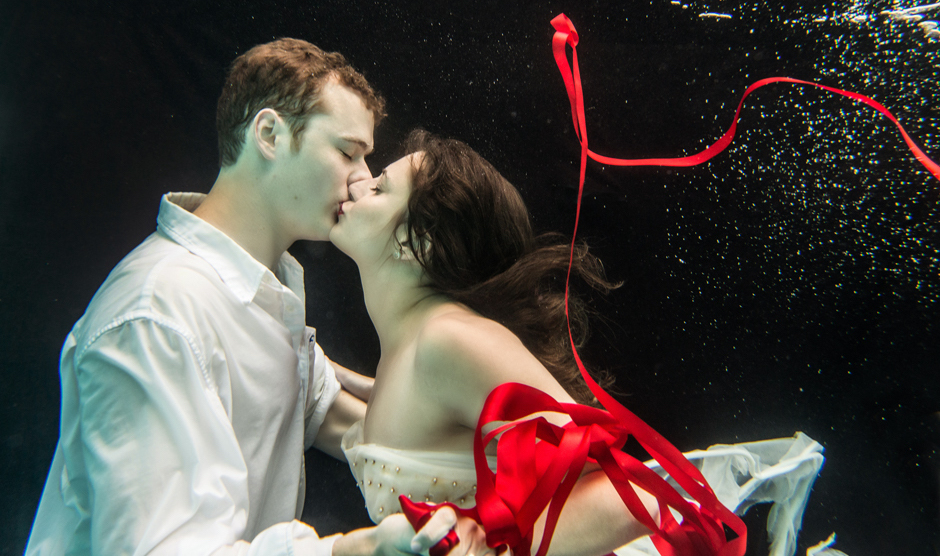 Ana Dias and Rich Martin posed for their engagement session underwater.