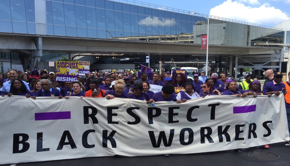 Demonstrators along Philadelphia International Airport's departure roadway. | Image via Twitter