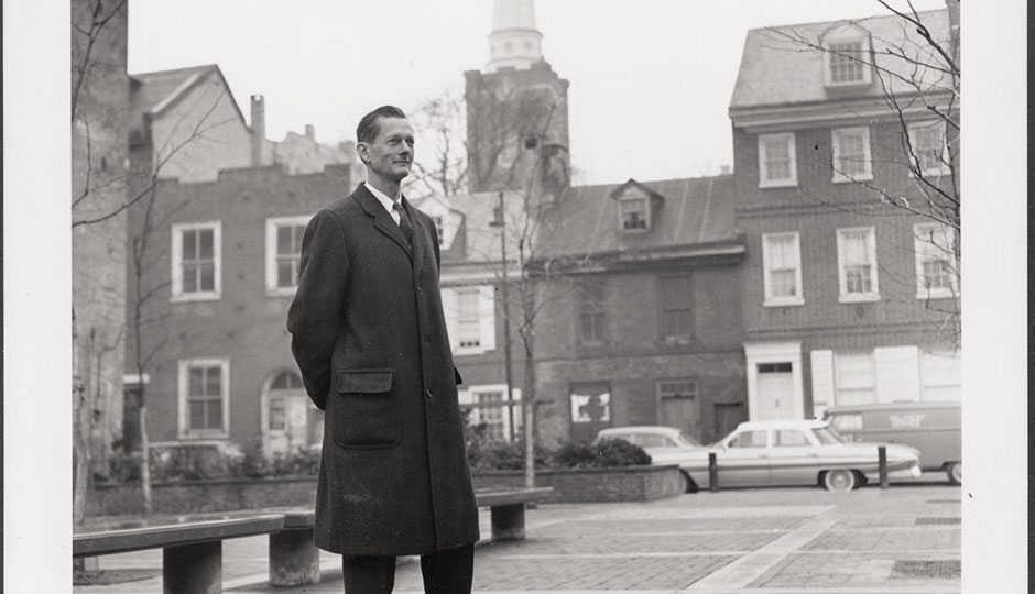 Famed city planner Ed Bacon in Society Hill in 1962 | Photograph courtesy of Jules Schick/The Edmund N. Bacon collection/the architectural archives, University of Pennsylvania
