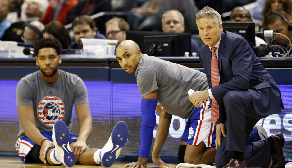 Sixers head coach Brett Brown talks to starters Jahlil Okafor (left) and Gerald Henderson (right) in the Sixers 122-115 overtime loss | Brian Spurlock-USA TODAY Sports