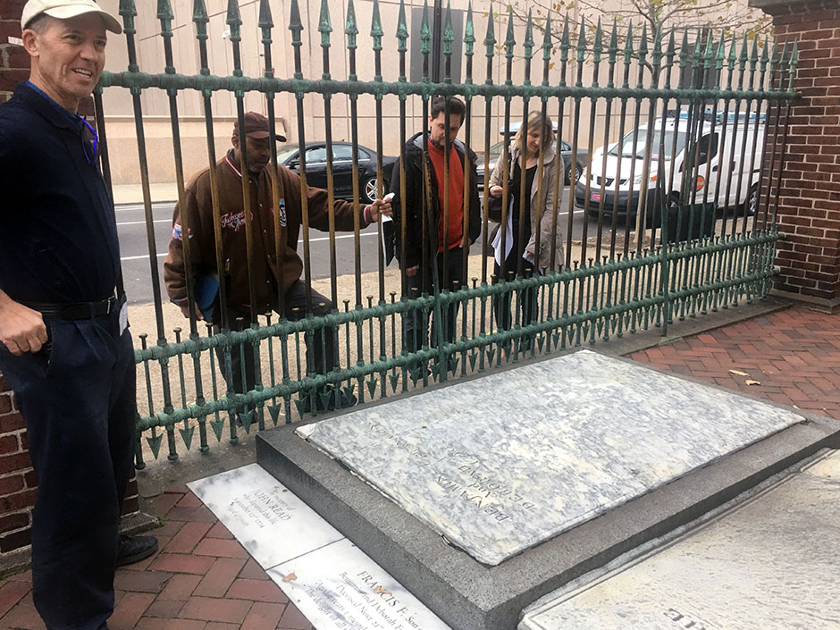 Ben Franklin gravesite — with tourists