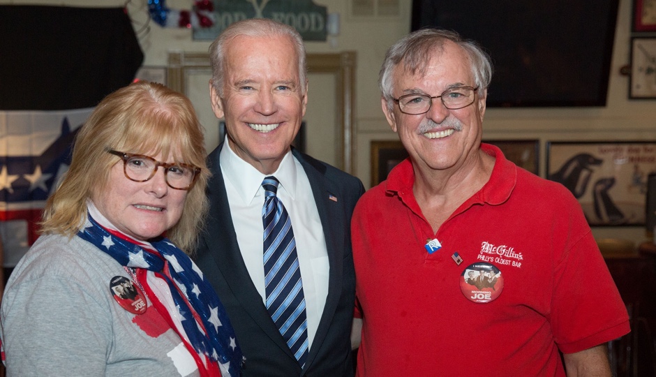 Mary Ellen Mullins and Chris Mullins Sr. with Vice President Joe Biden at McGillin’s Olde Ale House in Philadelphia, Pennsylvania, July 27, 2016 during the DNC. (Official White House Photo by David Lienemann)