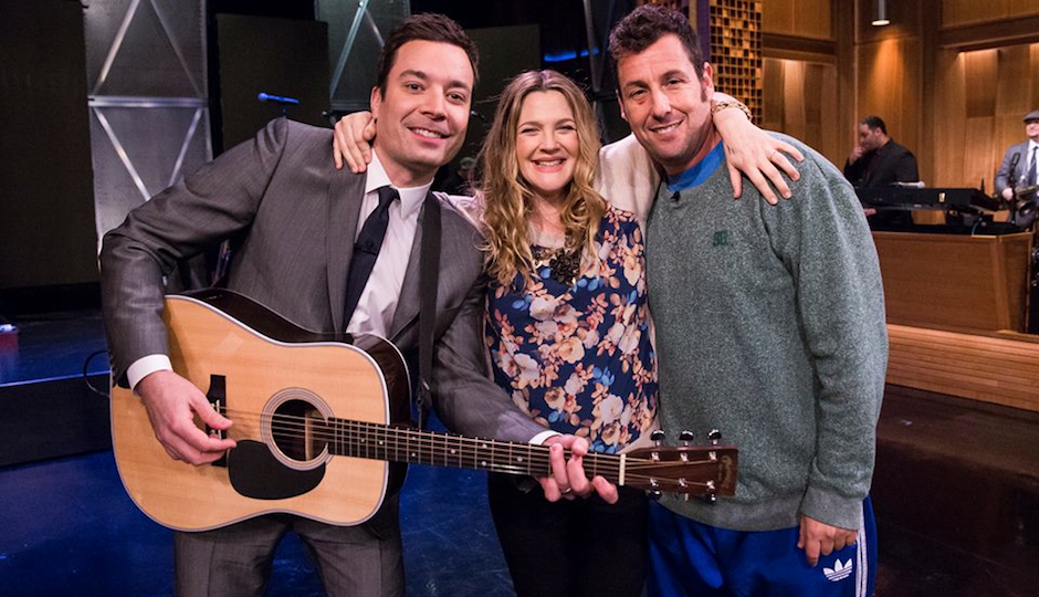 Jimmy drew. Дрю Бэрримор и Джимми Фэллон. Drew Barrymore Adam Sandler. Дрю Бэрримор на шоу Джимми Фэллона.