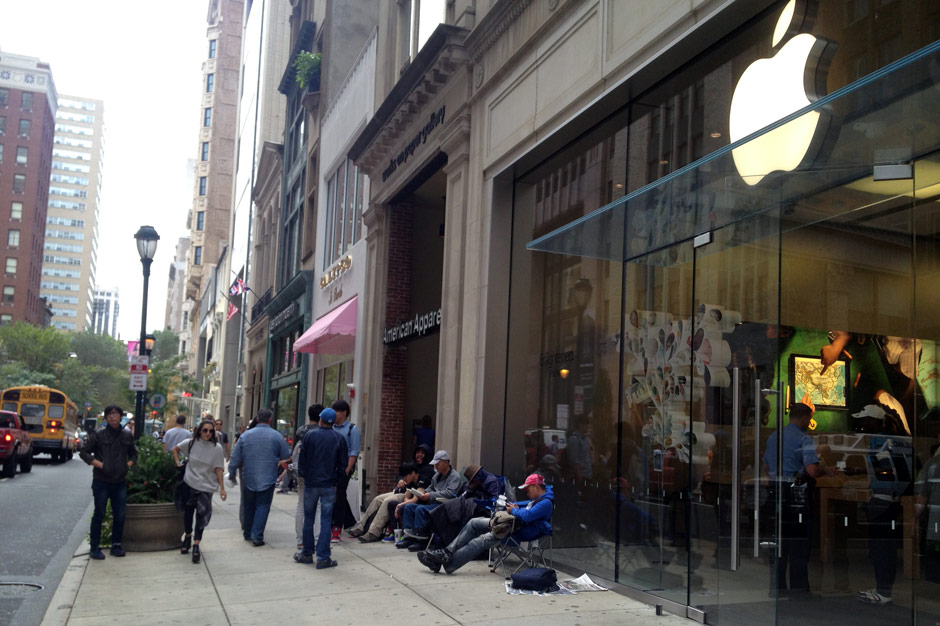 PHOTO: 13 People Already Lined Up Outside the Apple Store