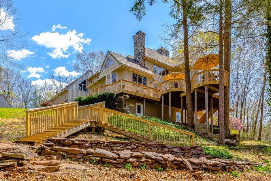 Pipersville Mansion Might Just be the Ultimate Home for Outdoorsy Types