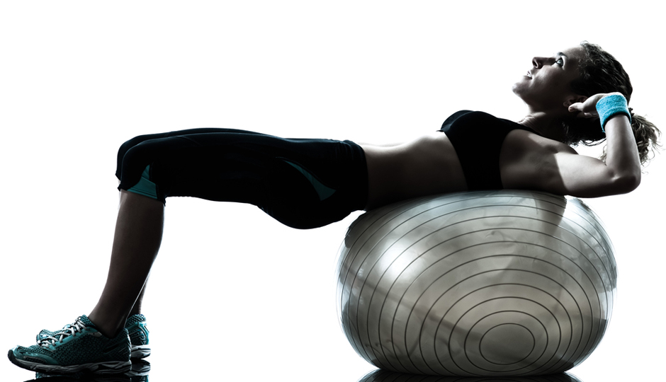 Fitness перевод. Фотообои фитнес на шаре. Фотообои упражнения. Шарик для разминки. Спит женщина на шаре на фитнесе.