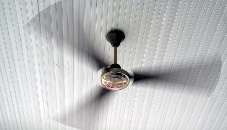 Why Your Ceiling Fans Should Be Turning Counterclockwise in Summer | Be