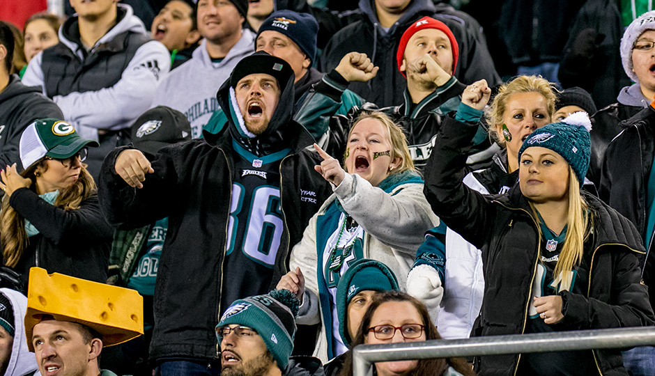 Eagles fans drown out Chargers' crowd in Los Angeles