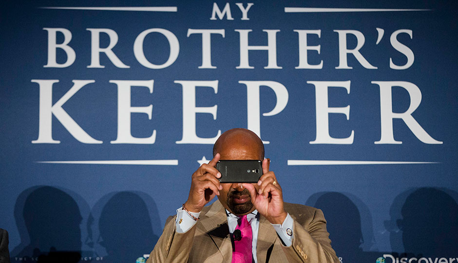 Michael Nutter looks through a smartphone