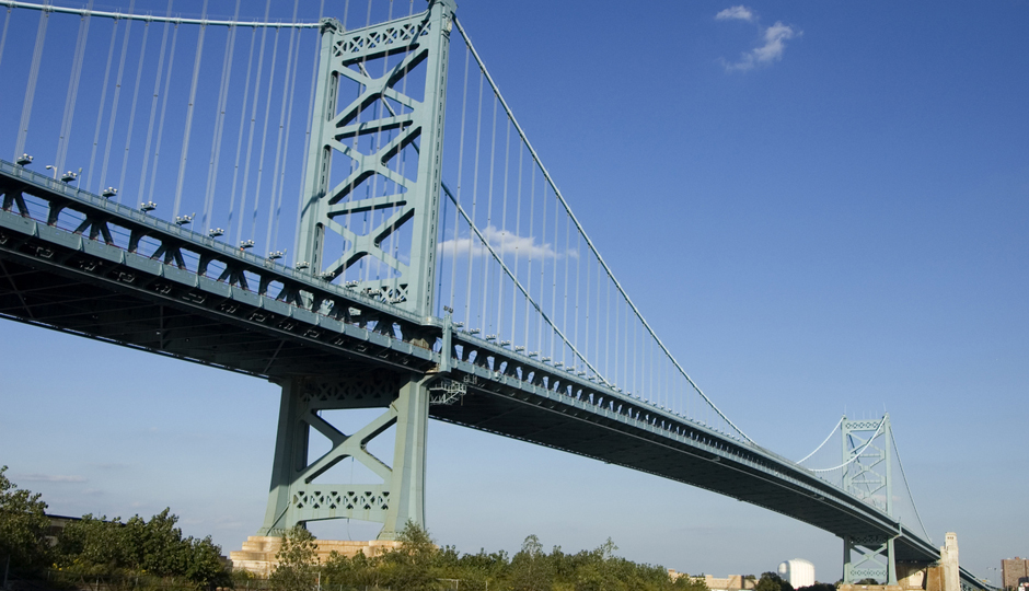 A view of the Ben Franklin Bridge, which the race course passes | fullvalue/iStock.com