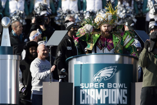 jason kelce mardi gras outfit