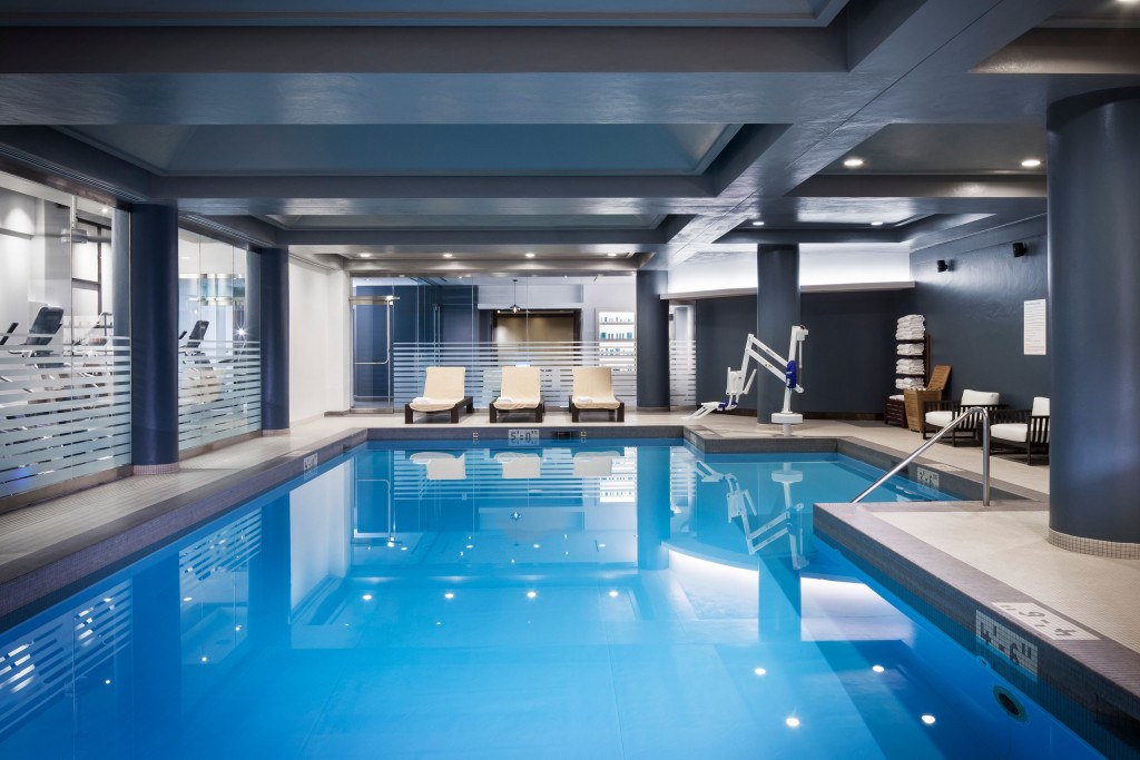 philadelphia hotels with outdoor pools