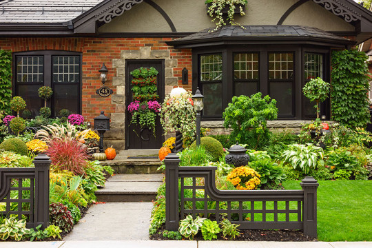 7 Ways to Boost Your Curb Appeal Before the Holidays