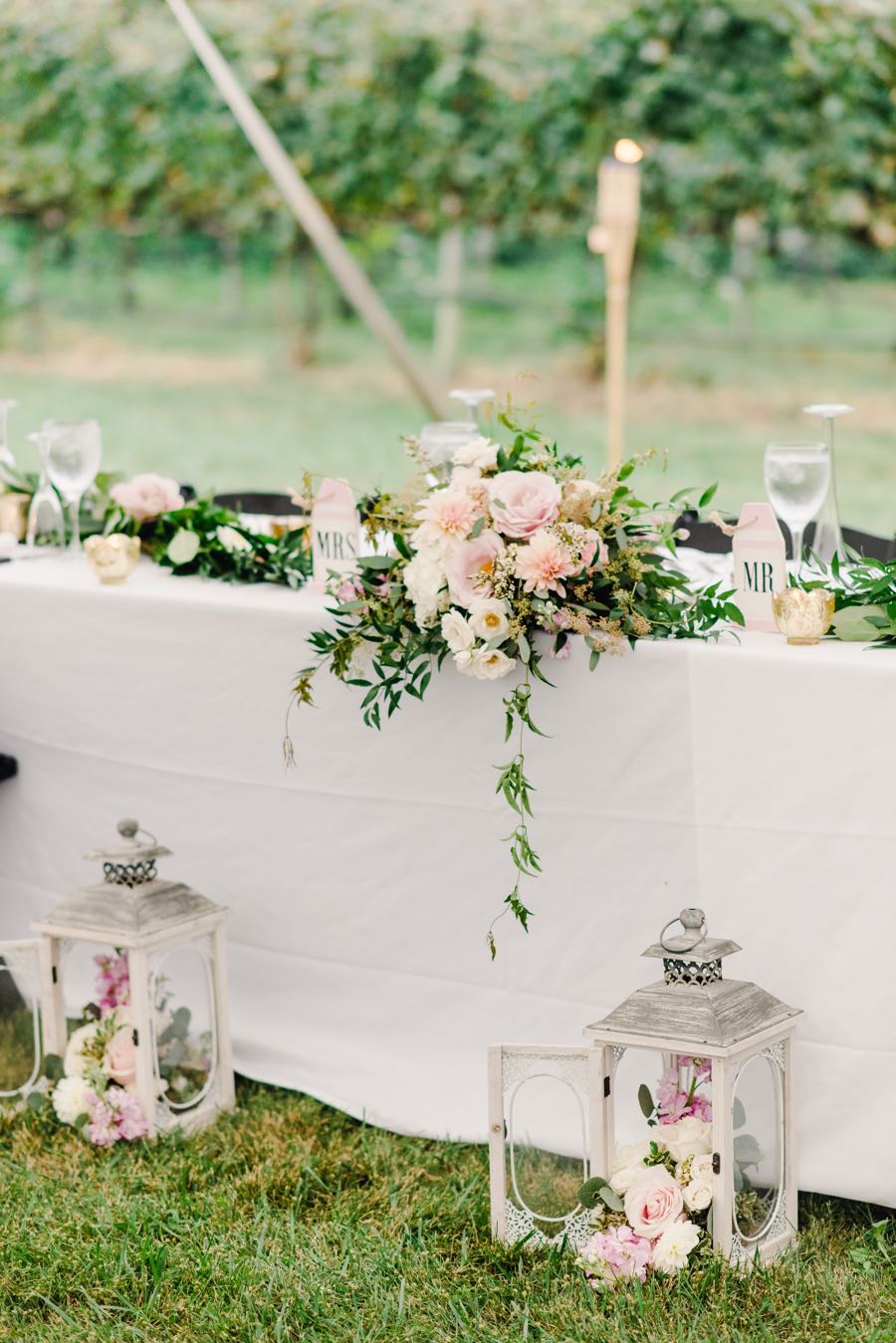 Romantic bride and groom table