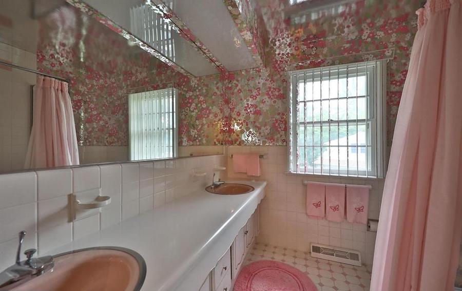 house for sale abington midcentury split-level upstairs shared bath