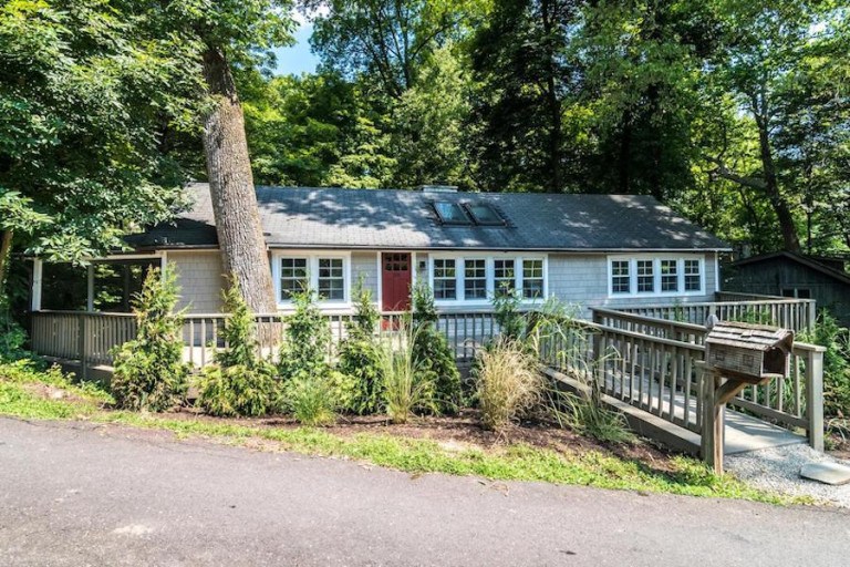 House for Sale Creekside Cottage in Pipersville