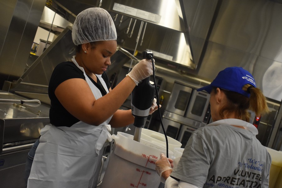 volunteers making manna meals
