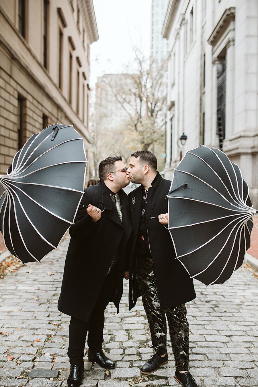 engagements photos with umbrellas