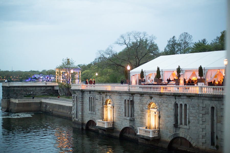 A tented outdoor reception at Cescaphe