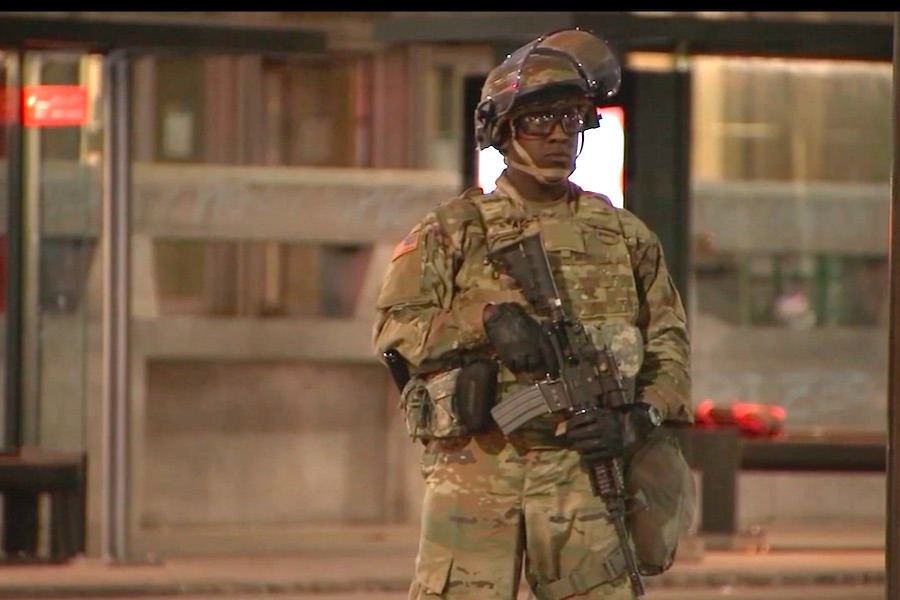 et Medlem av national guard på patrulje I Philadelphia etter to dager og netter som inkluderte fredelige protester samt branner, vold og plyndring. (Bilde gjengitt med 6abc; video innebygd nedenfor)