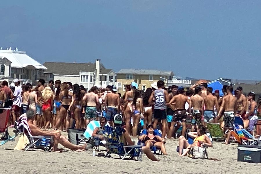 people not social distancing at the jersey shore on July 4th during the coronavirus crisis