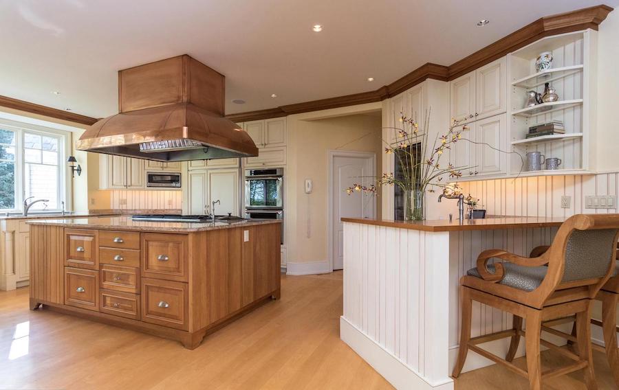 kitchen and wet bar