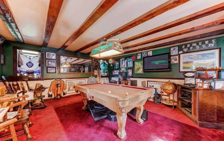 billiard room