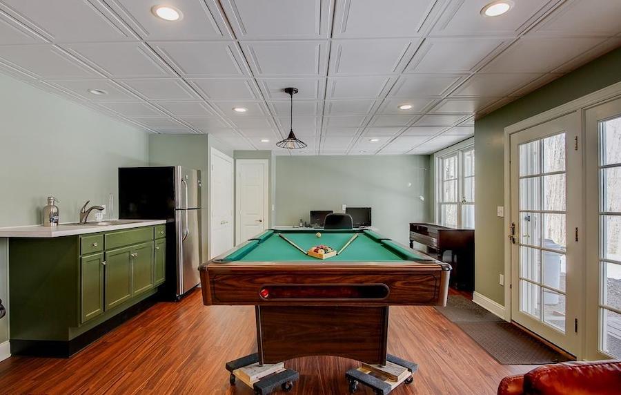 basement rec room: game room