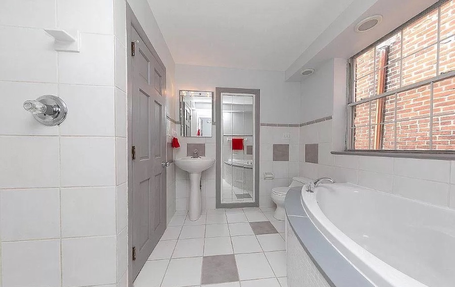 house for sale renovated Bella Vista trinity bathroom