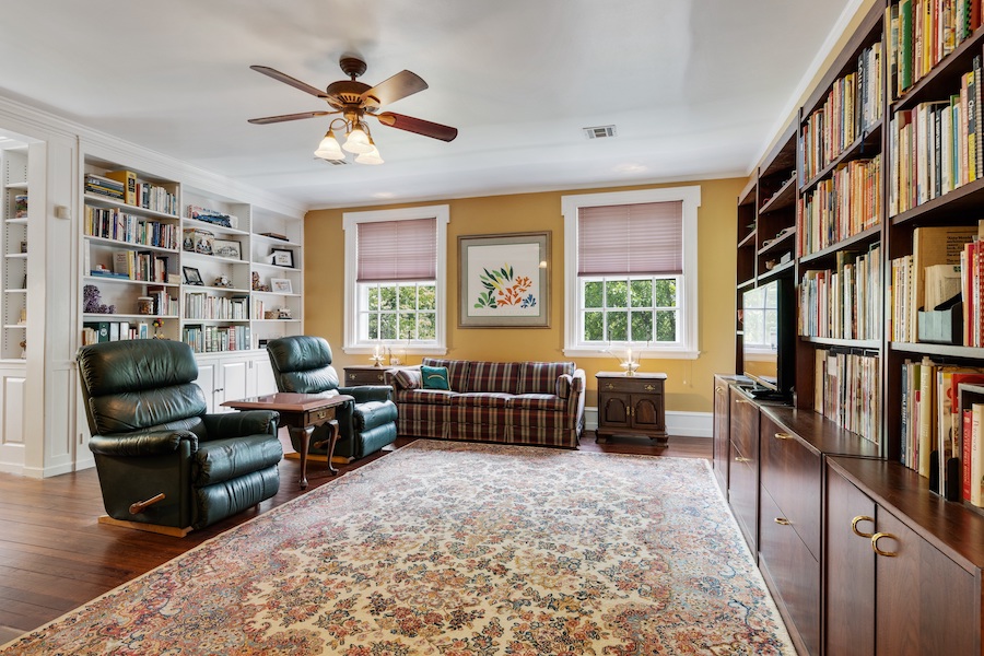 Bedroom/library