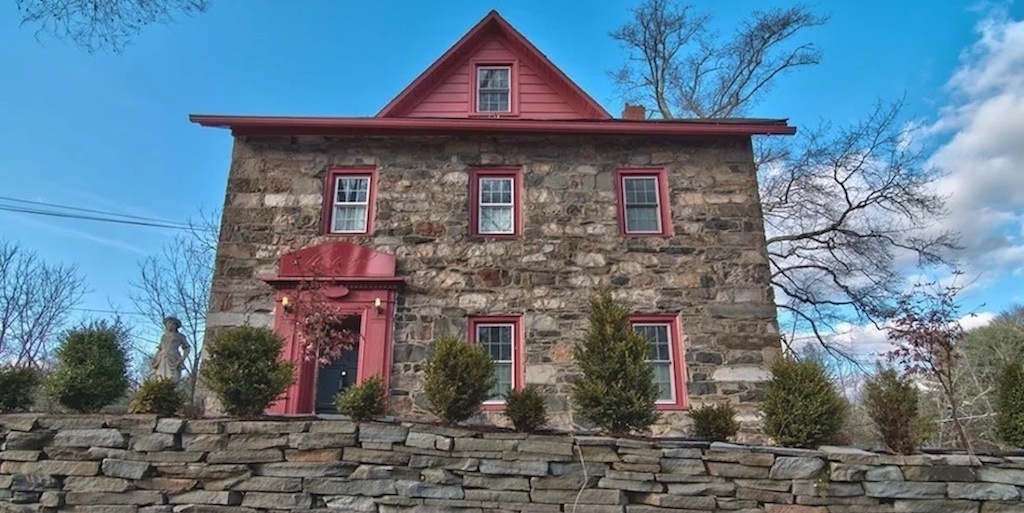 On the Market in the Poconos: Historic Marshalls Creek Guest House for Sale - Vimarsana News