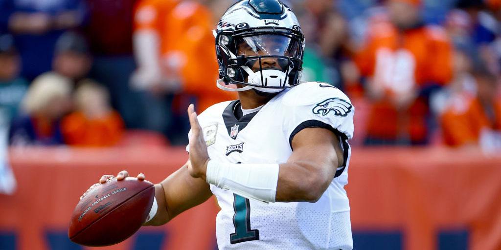 Jalen Hurts watch: Game manager Hurts looks okay as Eagles run it