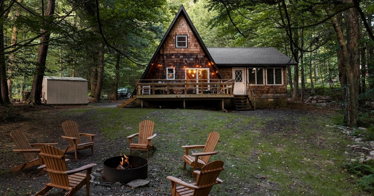 Cozy Cabin-real log cabin stay experience. Loft bed, woodsy decor