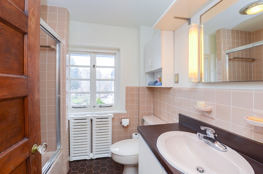 https://cdn10.phillymag.com/wp-content/uploads/sites/3/2022/03/house-for-sale-west-mt-airy-eclectic-3fl-bathroom-berivan-ortega.jpg