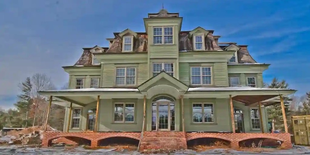On the Market in the Poconos: Unfinished Cresco Victorian House for Sale - Vimarsana News