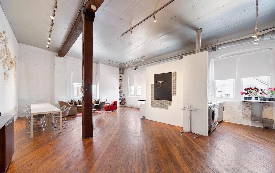 third-floor dining/sitting area