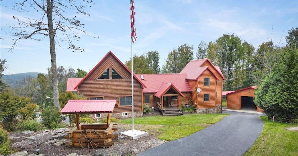 Waymart Contemporary Log House for Sale