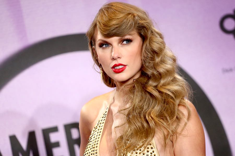 taylor swift at the American Music Awards, amid complaints about tickets to her shows