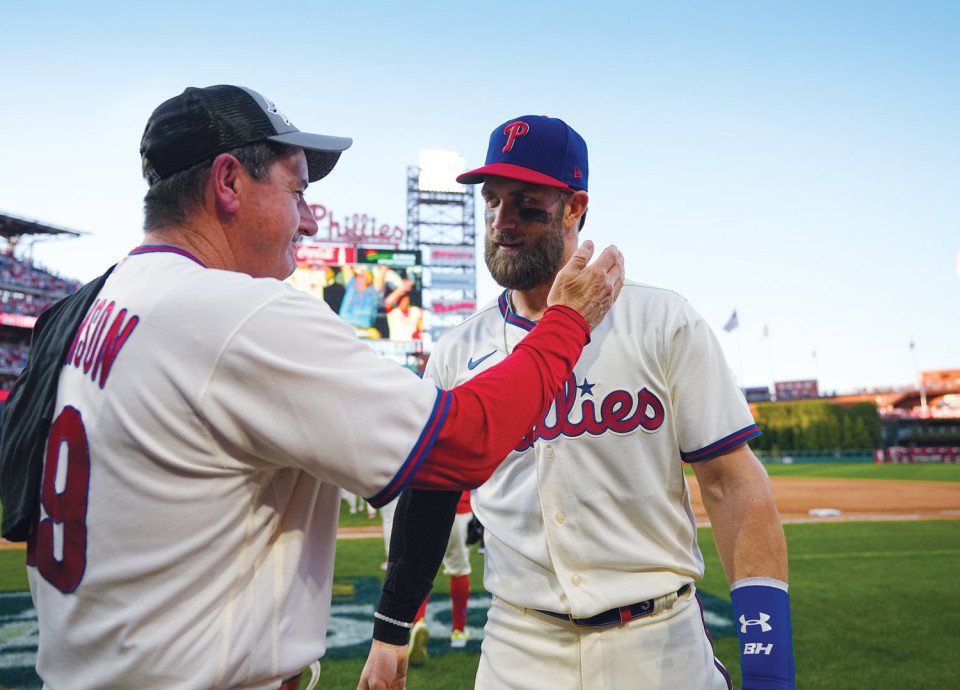 Phillies' Rhys Hoskins spikes bat amid Phillies' home run parade