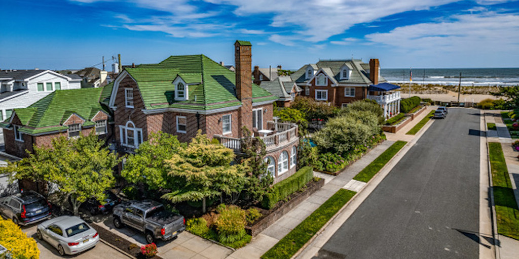 At the Shore: Margate Colonial Manor House for Sale - Vimarsana News