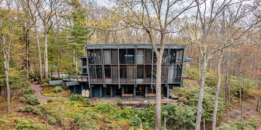 In the Poconos: Buck Hill Falls Mid-Century Modern House for Sale - Vimarsana News