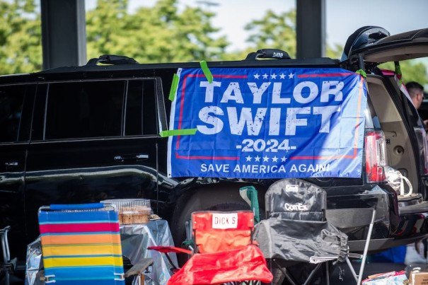 Photos: Taylor Swift and Her Closest Friends Take Philadelphia